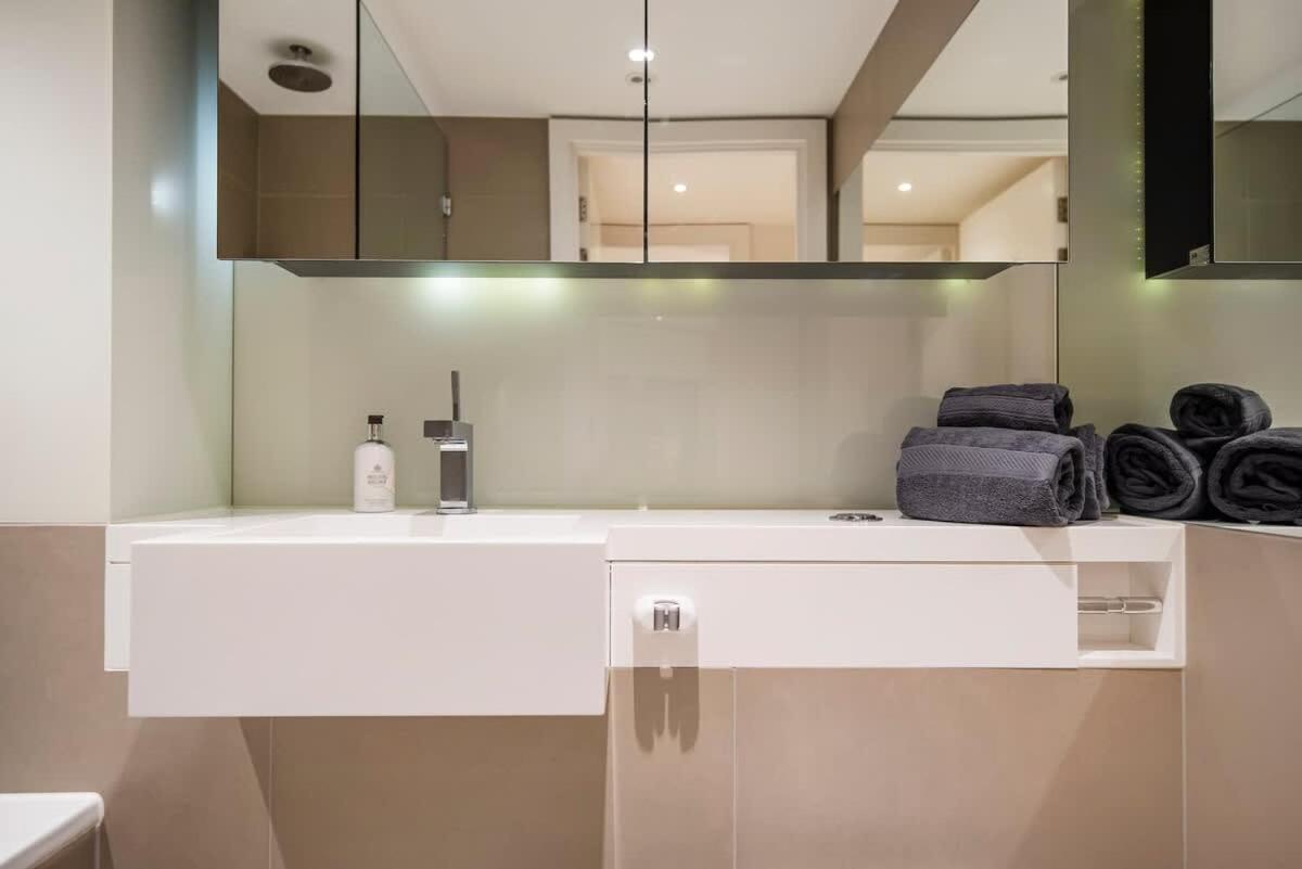 Stylish 2 Bed Close To Battersea Power Station * London